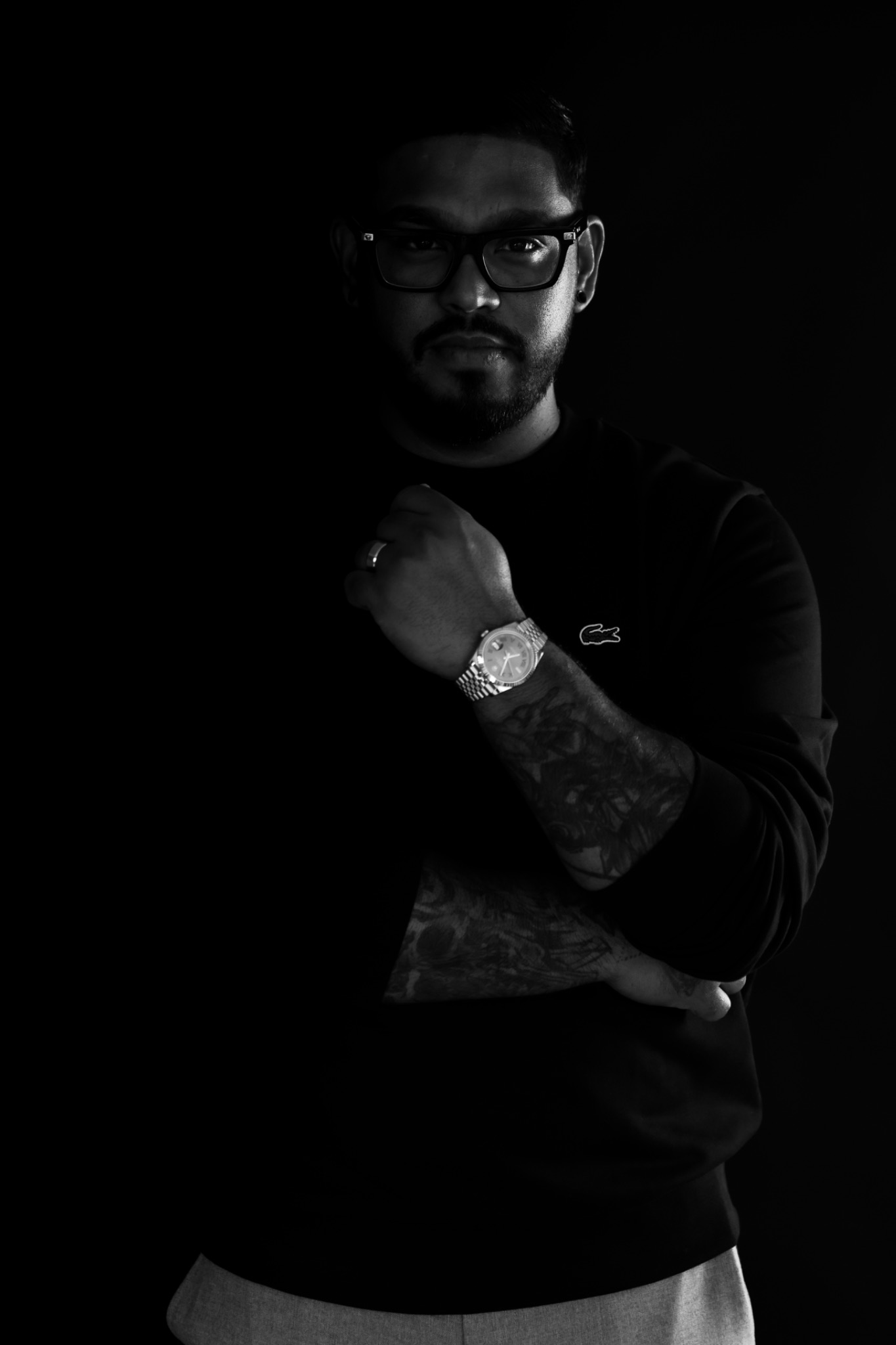 Retrato profesional de Abraham Pérez en blanco y negro.