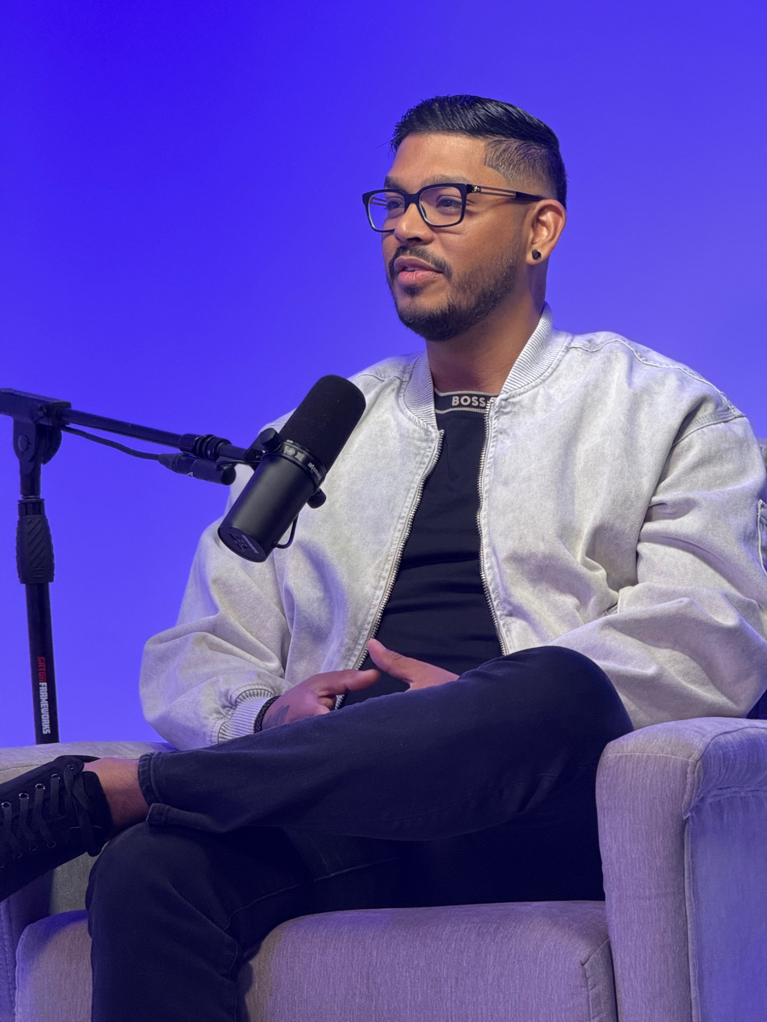 Abraham Pérez participando en un podcast.
